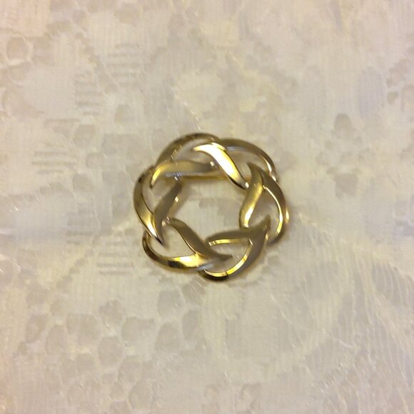 Vintage Gold Tone Circle Link Braided Wreath Brooch Timeless VTG Jewelry Pin - Picture 6 of 9